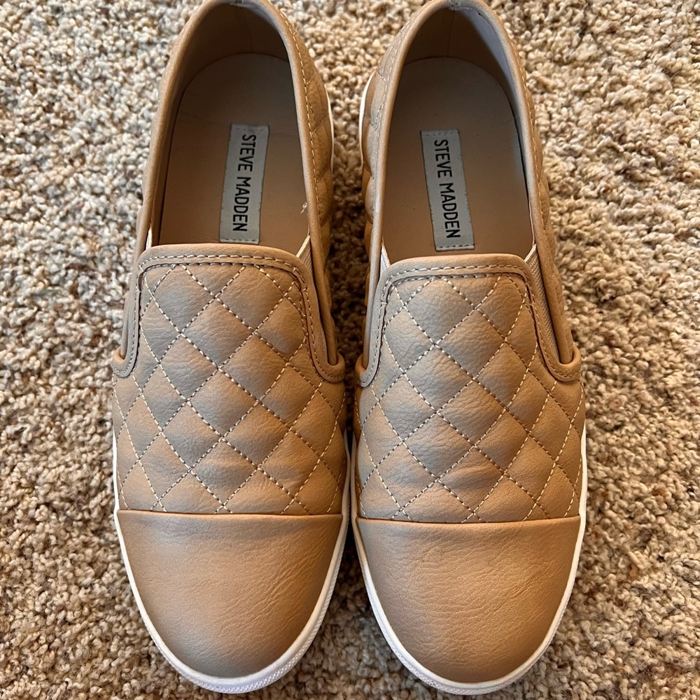 Steve Madden tannish beige slip ons